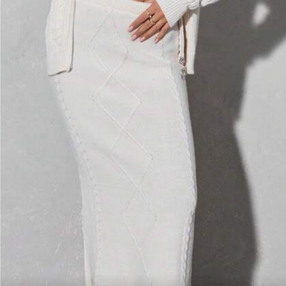 Elegant White Knit Skirt